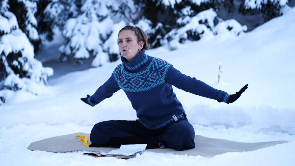 Isabell macht im Schnee eine Übung aus dem ersten Abenteuer vor