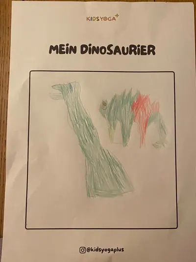 Kinderbild: zwei bunte Dinosaurier auf dem Ausmalblatt „Mein Dinosaurier“
