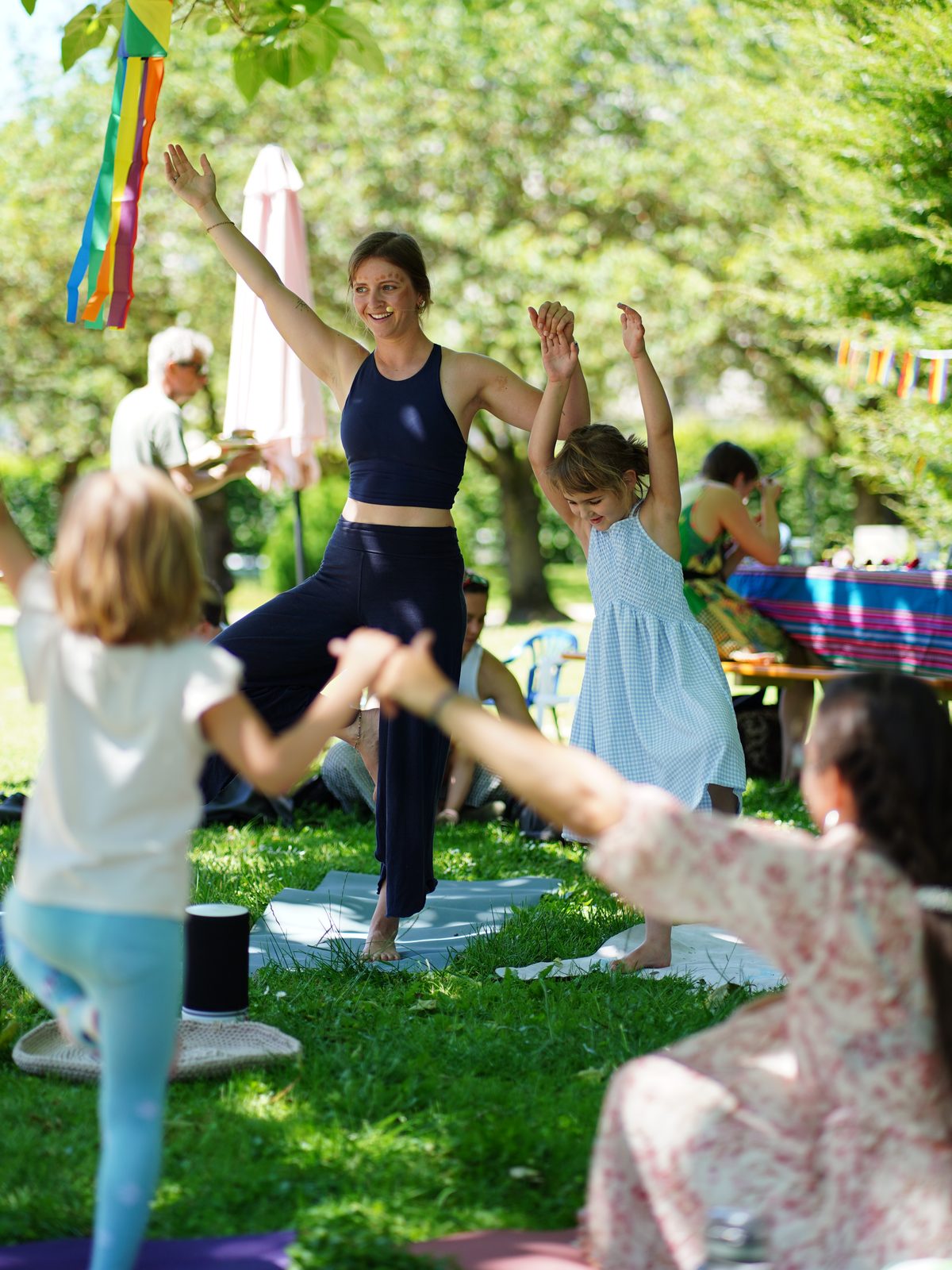 Isabell macht mit Kindern auf der Wiese Kinderyoga